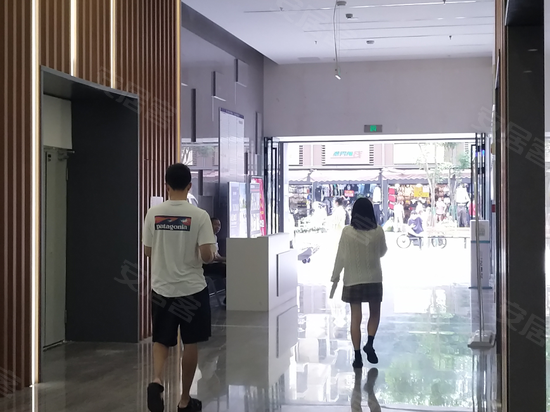 金牛之心伊厦荷花池广场 