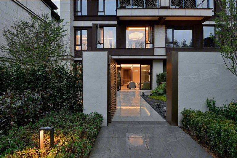 保利湖光里院4室3厅3卫224㎡南399万