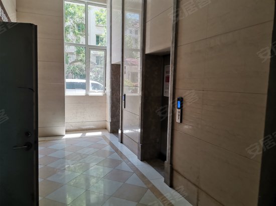 鲁邦国际风情街公寓 