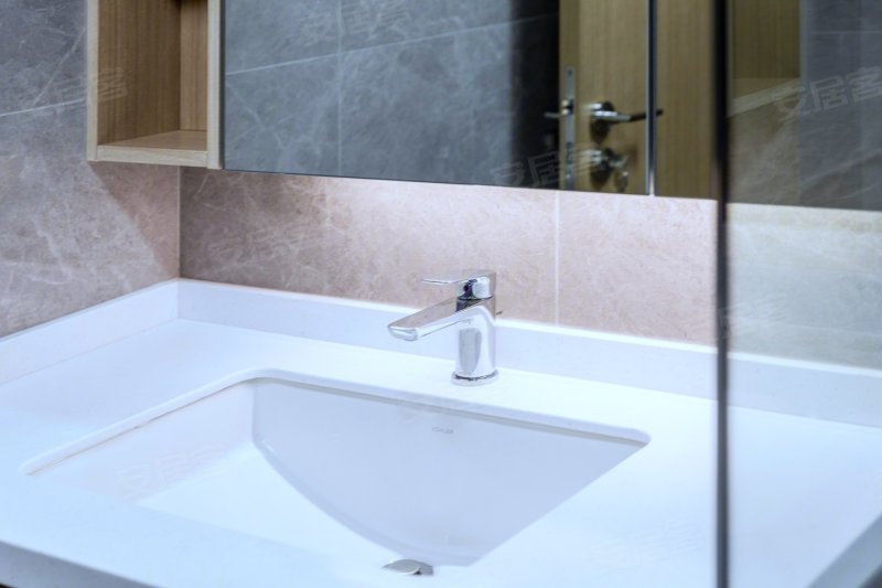 商业中心 交通便利 依学堂 靠商场 大三房 周围设施完善,堇麟上府·云