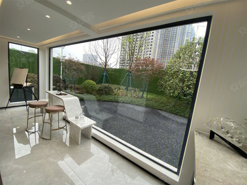 城发恒伟·东风映18973室2厅2卫184㎡南282万