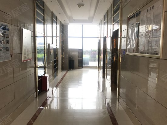 金融广场首座写字楼 