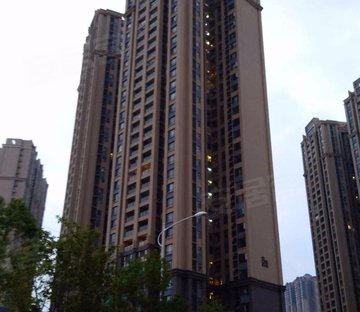 荣和大地一组团花园里