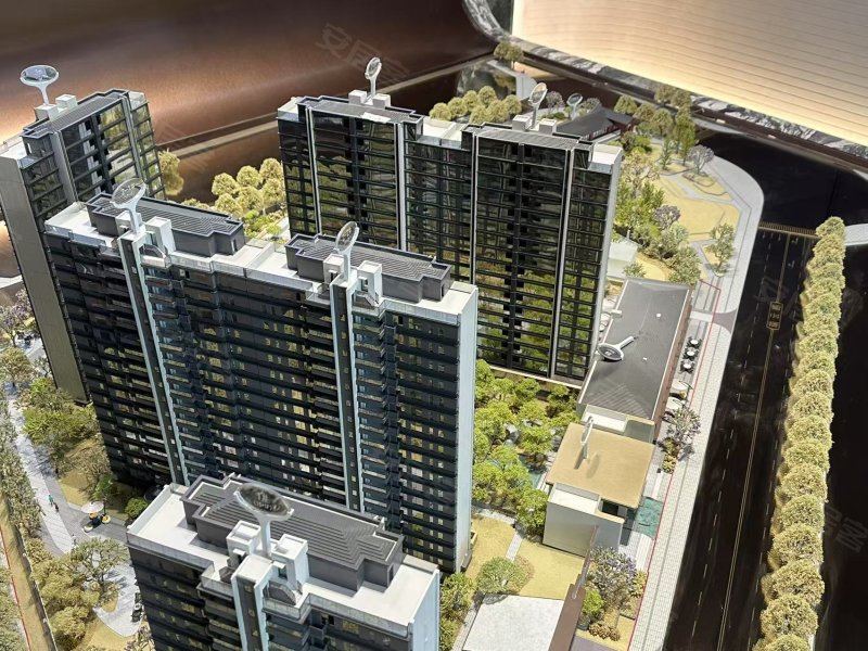 嘉州瑞园4室2厅2卫135㎡南94万