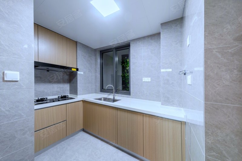 商业中心 交通便利 依学堂 靠商场 大三房 周围设施完善,堇麟上府·云