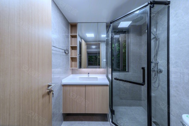 商业中心 交通便利 依学堂 靠商场 大三房 周围设施完善,堇麟上府·云