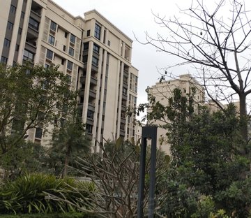 华发依山郡 商品住宅 近医院 房龄新 带电梯 装修豪华保养好