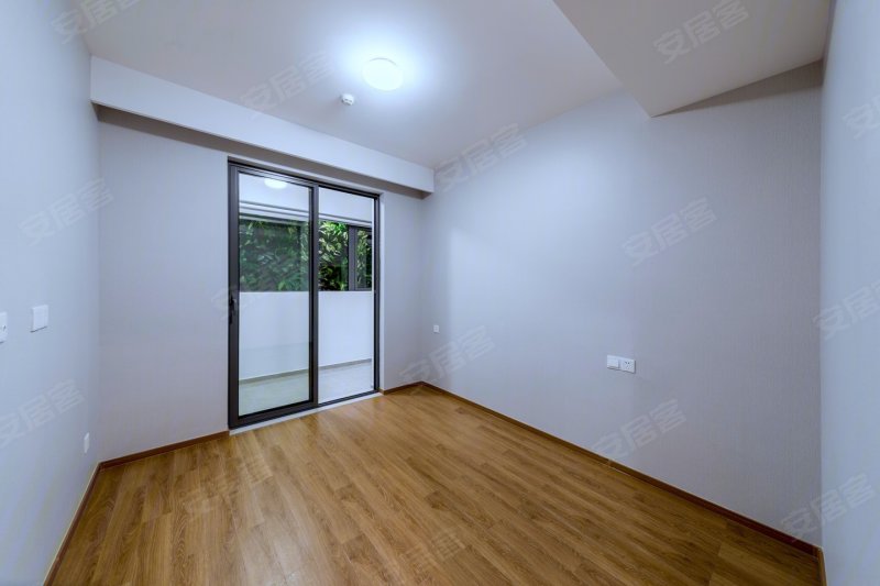 商业中心 交通便利 依学堂 靠商场 大三房 周围设施完善,堇麟上府·云