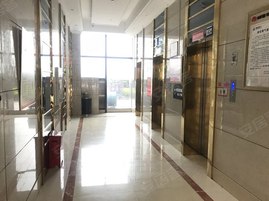 金融广场首座写字楼 