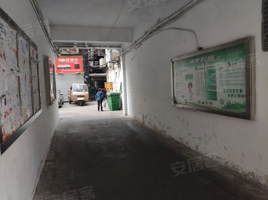 江津市环西小区大西门综合楼 