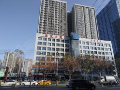 地铁口旁20米 精装带家具 手慢拍大腿,西安未央大明宫星河大厦写字楼